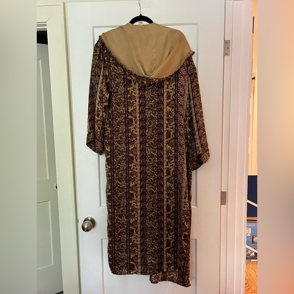 Stunning!! Vintage 💯 Silk hooded robe in  purple and gold - Picture 3 of 9